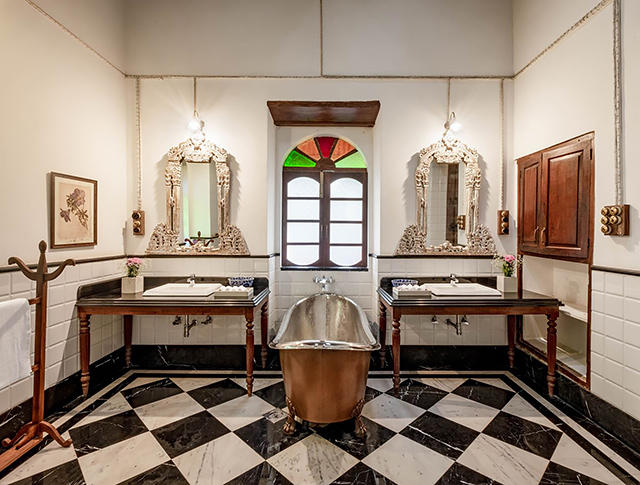 Bastora House - Luxurious  bathroom